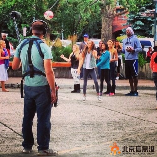 霍華德竟然在真人秀中扮演一名白癡……