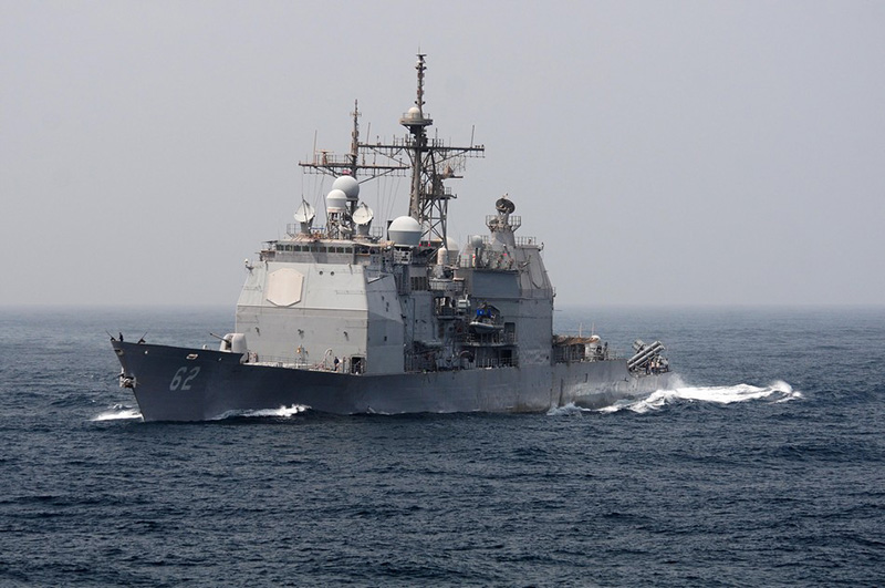 圖為“切斯勞維爾”號導彈巡洋艦 據俄新網11月17日援引美聯社報道，美國一架BQM-74無人機在飛行期間發生故障，在加州沿岸海域撞上“切斯勞維爾”號導彈巡洋艦（USS Chancellorsville），導致兩人受傷。