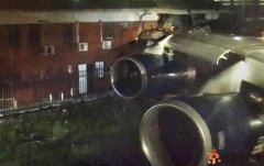 英國客機在約翰內斯堡國際機場撞上一幢辦公樓，致使4人受輕傷。