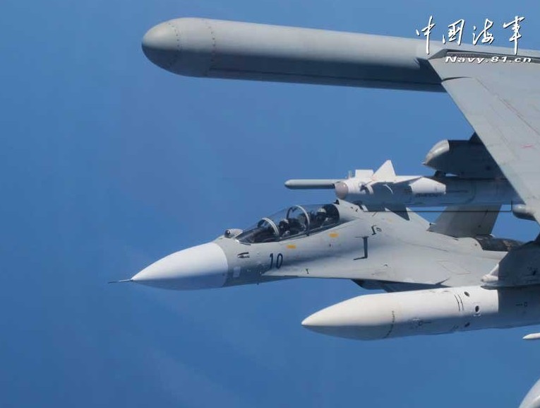 “方位××，距離××，航向××！”這時，耳機里及時傳來目標信息?！懊靼?！”任全勝和耿艷飛調整飛行姿態向目標飛去。