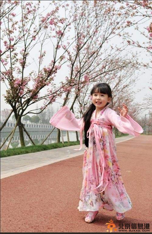 櫻花小蘿莉漢服萌照走紅 網友稱其漢服女神
