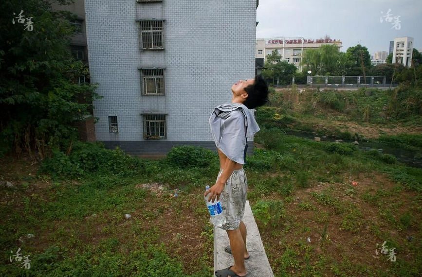 清晨，李勇找了個地方漱口。在“流浪”十一年間，他以合泰地區為活動范圍，睡過天橋、大街，租住過50元一個月、原本用來養雞鴨的雜物間，“霸占”過摩登摩天小區附近的一間爛尾樓。