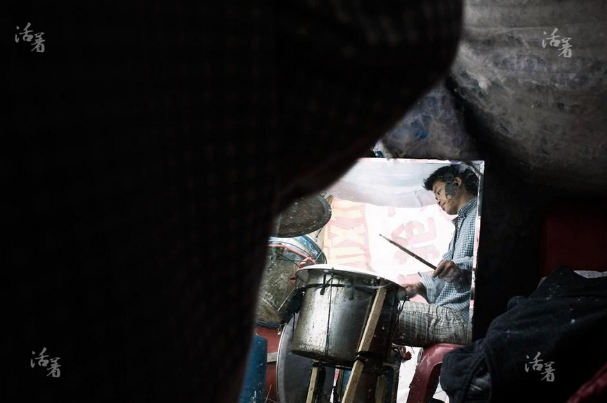 李勇搭建了一個棚子練習打鼓，幾年沒打，有些生疏的他一遍遍地練習著那些以前喜歡的曲子。音樂對他來說，是釋放壓力的語言，身邊的架子鼓就是他傾訴交流的伴侶。每次幾近瘋狂的敲打后，都讓他有種醍醐灌頂的感受。