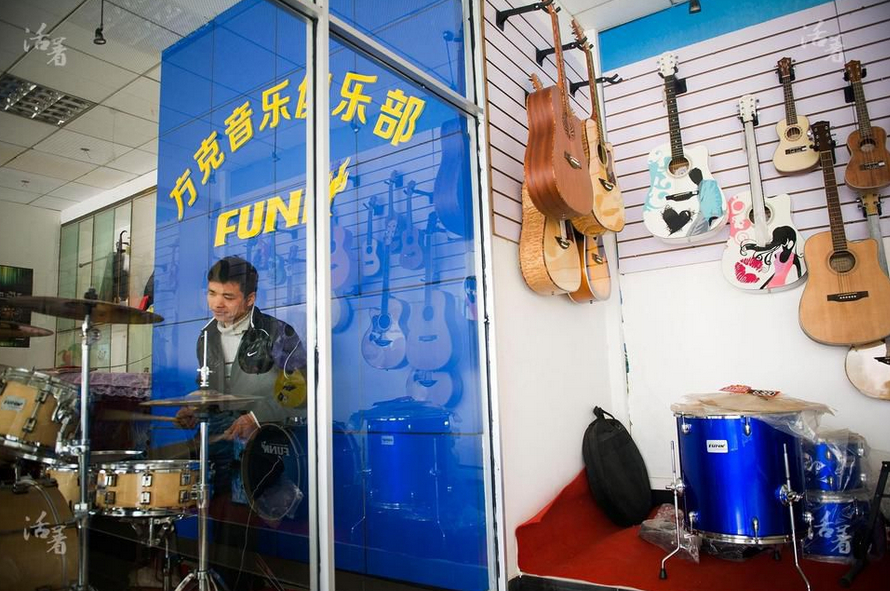 有時候李勇會去專業的樂器店里，聽聽別人鼓的聲音。路過一家音樂俱樂部，李勇看到架子鼓空在哪里，在得到老板的許可后，他開始在上面敲打起來。