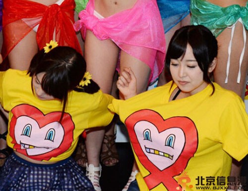 日本摸乳募捐現場圖片 9名AV女優撩衣獻胸助陣