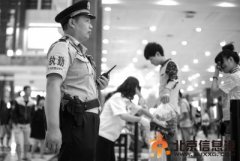 北京四大火車站鐵警警長以上執(zhí)勤佩轉(zhuǎn)輪手槍(圖)
