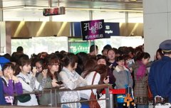 孔郁抵達(dá)三亞做公益,粉絲擠爆機(jī)場水泄不通