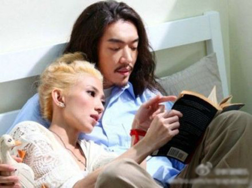 戴佩妮登記結(jié)婚 微博宣布喜訊甜蜜曬喜帖
