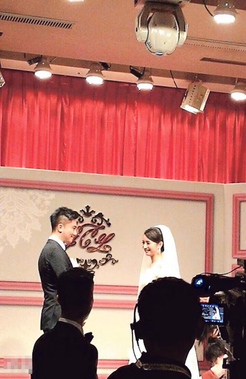 林依晨出嫁擺傘陣防媒體 平安夜低調(diào)完婚
