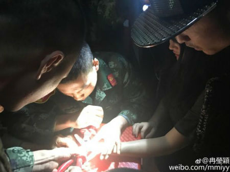 冉瑩穎被戒指卡住 網友:消防員職責還管鋸戒指嗎（3）