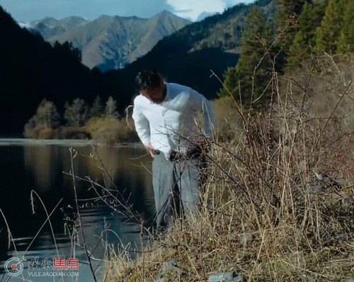 鮫在水中央梁海濤為什么穿西裝