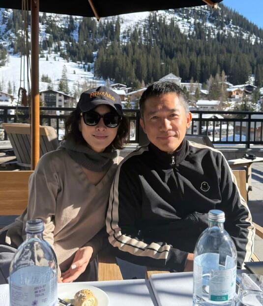 劉嘉玲曬與梁朝偉雪山合照 二人相伴30余年 恩愛依舊