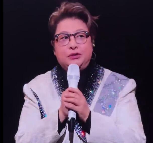韓紅演唱會上悼念母親：今天唱歌的還有我天上的媽媽
