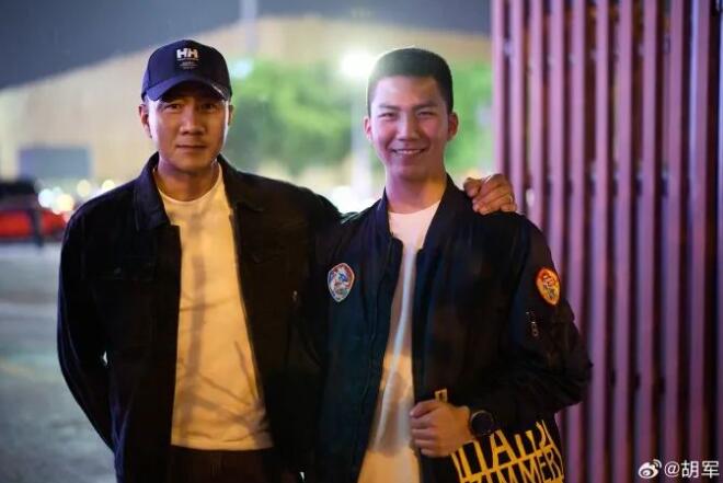 胡軍攜兒子康康亮相<a href='http://m.se0552.com/ent/yinyue/' target='_blank'><u>音樂(lè)會(huì)</u></a> 康康和胡軍一樣高了