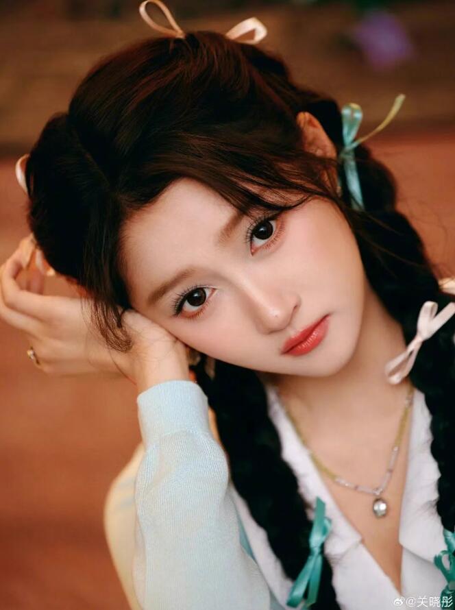 關(guān)曉彤曬薄荷曼波九宮格 雙股麻花辮太亮眼