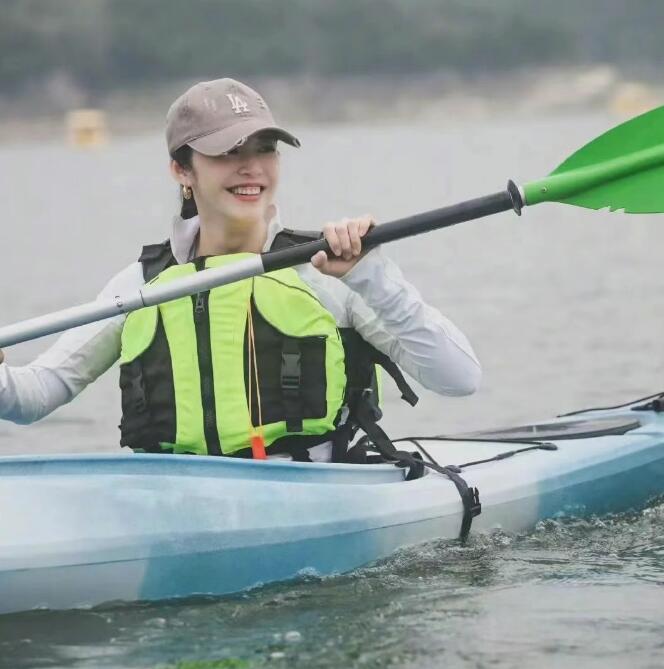 姚晨罕見曬<a href='http://m.se0552.com/baby/qinzi/' target='_blank'><u>親子</u></a>照 11歲兒子身材過瘦引熱議