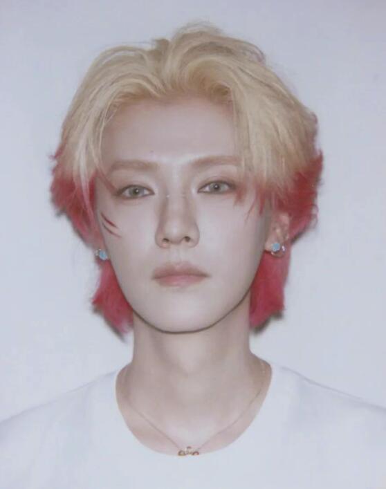 鹿晗分享撕拉片 金紅發配彩色美甲