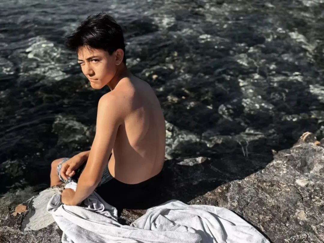 劉燁夫婦帶兒女度假 網(wǎng)友：劉燁太瘦了