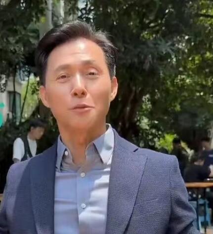 前TVB演員張國強曬片場吃盒飯：我這個年紀還有工作 多好